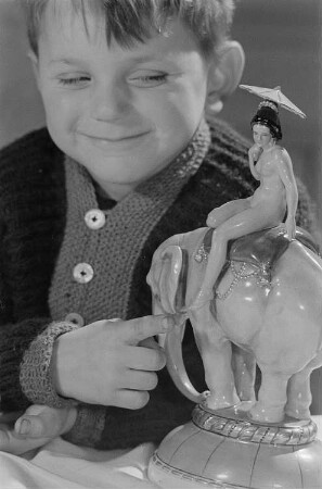 Porträt eines Jungen ( Lothar) mit einer Porzellanfigur