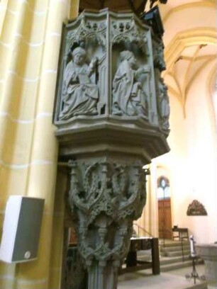 Stiftskirche-Langhaus Innen-Steinerne Kanzel (1504 von Steinmetz Hanselmann) mit reicher plastischer Ornamentik und Figuren sowie Säule in Übersicht von Norden