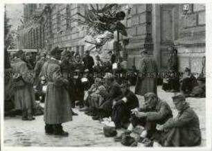 Aus Russland zurückgekehrte Kriegsgefangene warten vor dem Berliner Haupt-Sozialamt