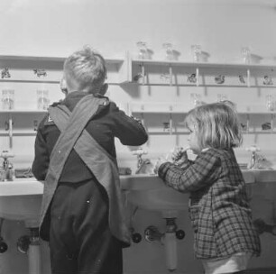 Kindergarten. Kinder beim Zähneputzen