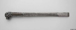 Beitel / Gartenbesteck bestehend aus Gartenplötze, Scheide, Säge, großem Messer, kleinem Messer, Hippe, Okuliermesser, Feile, Pfriem, Bohrer, Falzbein und Meißel