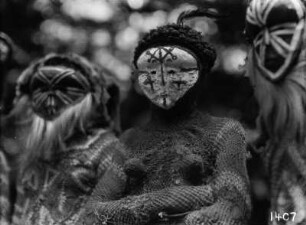 Tanzmasken : Verkleidete Tänzer mit Masken und Kostümen