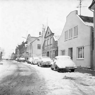 Königstraße: rechts Häuserzeile: davor parkende Pkws: Winter