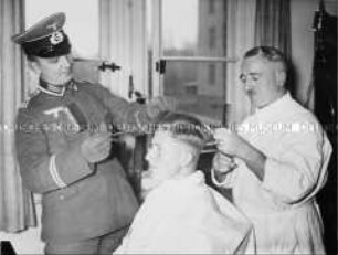 Rekrut der Wehrmacht beim Haare schneiden