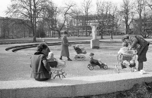 Spaziergang und Spiel im Najadenbrunnen an der Westseite des Schloßplatzes