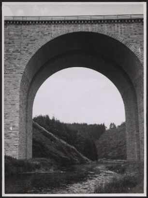 Die Saale fließt unter der Saalebrücke Rudolphstein auf der Strecke "Leipzig-Bayreuth"