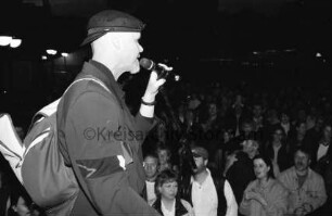 Stadtfest: Hagener Allee, Bühne: Popsänger "Harpo" Jan Svensson bei Begrüßung des Publikums: 12. Juni 1999