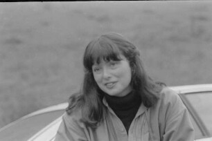 Čičmany. Akt-Pleinair 1980. Die Fotografin Eva Mahn während einer Besprechung