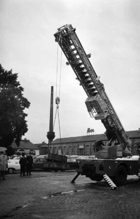 Übergabe einer neuen Kraftfahrdrehleiter mit eingebauter Krananlage an die Berufsfeuerwehr Karlsruhe.