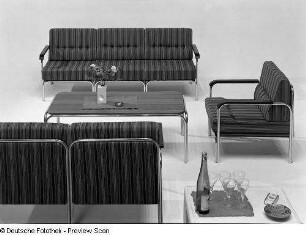 Couchtisch : Sitzgruppe mit Couchtisch (1975; VEB Möbelkombinat Wi-We-Na)