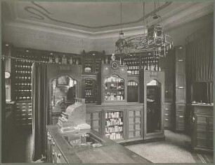 Billing, Hermann; Karlsruhe (Baden-Württemberg), Kaiserstr. 201; Haus Ströbe, Hofapotheke - Innenraumperspektive