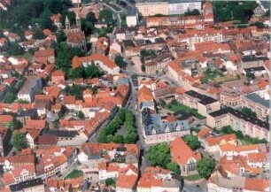 Arnstadt. Stadtzentrum mit Pfarrkirche (Bachkirche), Rathaus und Stadtpfarrkirche Unserer lieben Frau (Liebfrauenkirche). Luftbild-Schrägaufnahme von Osten