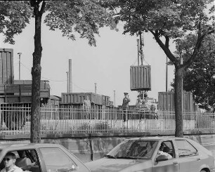 Verladung von Militärtechnik und Containern der 1. Gardepanzerarmee im Güterbahnhof Dresden-Neustadt. Containerumschlag von Lastkraftwagen auf Güterwagen mit Autodrehkran : Dresden-Neustadt. Verladung von Militärtechnik und Containern der 1. Gardepanzerarmee im Güterbahnhof Dresden-Neustadt. Containerumschlag von Lastkraftwagen auf Güterwagen mit Autodrehkran