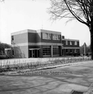 Ortswehr Wulfsdorf: Feuerwehrgerätehaus: Bornkampsweg: Außenaufnahme Straßenfront: im Vordergrund Straße, Baum, Verkehrsschild