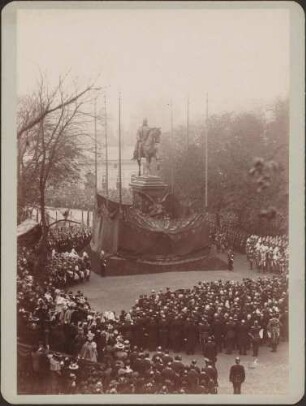 Ehrengäste vor dem enthüllten Reiterdenkmal.