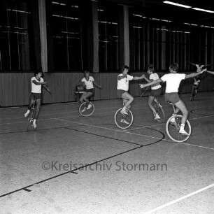 Kreissportverband Stormarn e.V.: Stormarnhalle: Sportschau: Aufführung von Einradfahrern