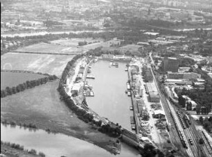 Dresden-Friedrichstadt. Alberthafen (1891/1895, Umbau 1997). Luftbild-Schrägaufnahme über die Elbe nach Ostsüdosten gegen Hafenmühle