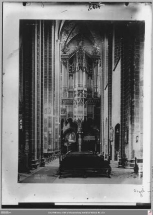 Dom: Hauptschiff und Orgel von Osten