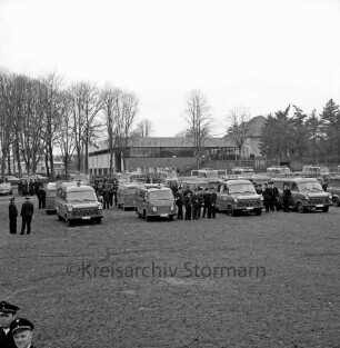 Kreisfeuerwehrverband: Jahreshauptversammlung: Bad Oldesloe: Exer: Stormarner Wehren mit Löschfahrzeugen: hinten Stormarnhalle, 12. April 1969