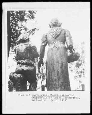 Lebensgroße, geschnitzte Holzfiguren, Rückseite