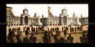 Passanten am Dante-Denkmal auf dem Dante-Platz, Neapel