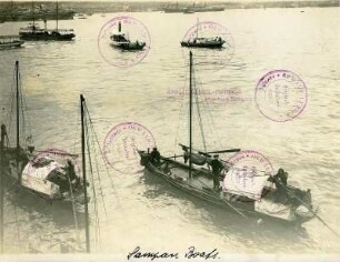 Einheimische in Sampanbooten vor der Küste : Weltreisen. Einheimische in Sampanbooten in der Bucht vor Hongkong