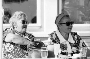 Scheidegg: Zwei Frauen auf Kaffeeterrasse