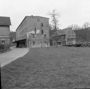 Wolkenburg (Kreis Glauchau), Mühlenstraße 9. Gesamtansicht des Mühlenensembles, links Getreidemühle, rechts Sägemühle