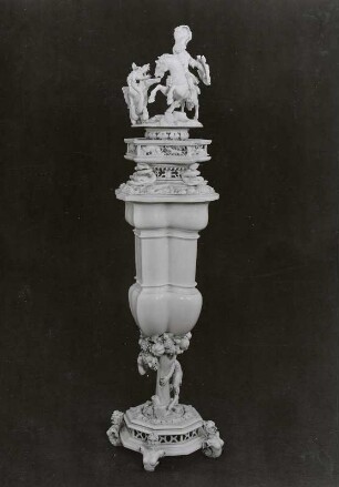 Elfenbeinpokal mit dem heiligen Georg : Elfenbeinpokal mit dem heiligen Georg, Schaft als Baumstamm und Satyr, auf dem Deckel der Heilige Georg mit Drachen
