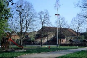 Dorfplatz an der Schwemme mit Maibaum und Spielgeräten