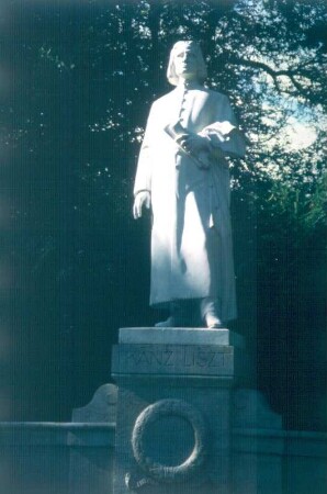 Denkmal für Franz Liszt (1902; H. Hahn); Teilansicht mit Sockel und Figur. Weißer Carraramarmor. Weimar, Ilm-Park