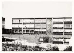 Grünflächen am Max-Planck-Gymnasium, Düsseldorf: Schulgebäude mit Garten