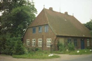 Allee 25: Alte Schule: Giebelseite: traufständige Straßenfront mit Eingangstür