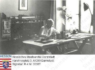 Massoth, Georg (1895-1956) / Porträt, an Schreibtisch in Arbeitszimmer Nr. 326 des hessischen Finanzministeriums, Bauabteilung, sitzend, Ganzfigur