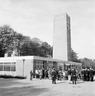 Kreisschlauchpflegerei (Kreisfeuerwehrzentrale) Stormarn: Nütschau: Einweihung: Gäste vor dem Gebäude