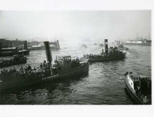 Hamburg. Hafen. Hafenarbeiter bei der Überfahrt zu ihrem Arbeitsplatz