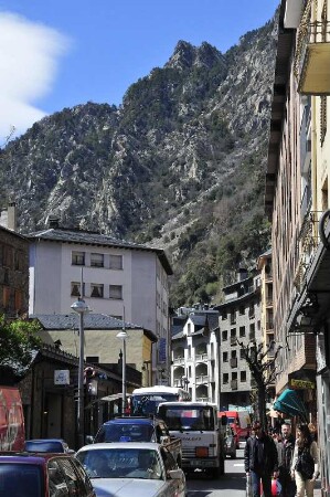 Andorra la Vella - Hauptstraße : Dichter Autoverkehr in der Hauptstraße Av. Princep Benlloch. Aufgenommen im Geschäftszentrum der Hauptstadt Andorra la Vella am 17. April 2012