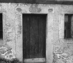 Schönfeld (Dresden-Schönfeld). Bockmühle (ehem. Wassermühle, E. 18. Jh.). Portal (Bezeichnung 1858)