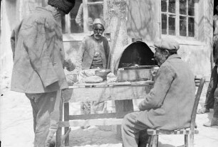 Baltschik: Gruppe am Rost, Gratar [Grill]
