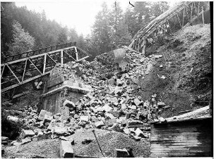 Reste des gesprengten alten Viaduktes