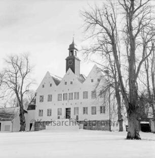 Kloster Nütschau: Herrenhaus: Außenansicht von Norden: Vorderfront mit Treppe: rechts und links Bäume: verschneite Außenanlagen: Winter