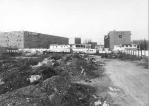 Dresden-Altstadt. Karstadt-Kaufhaus, Container-Bau der Deutschen Bank und diverse temporäre Bauten an der Prager Straße sowie Gebäude der Dresdner Bank und Container-Bau der Commerzbank an der Waisenhausstraße. Blick über die Unlandfläche zwischen Prager Straße und Waisenhausstraße