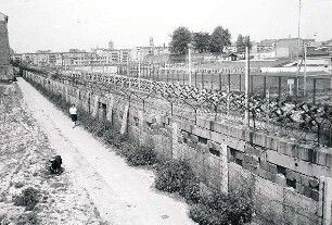 Berlin: Blick vom Podest auf Mauer Sebastianstraße