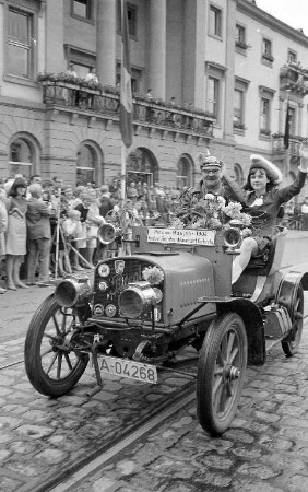 Schnauferl-Parade zum Gedenken an Carl Benz, organisiert vom Festausschuss Karlsruher Fastnacht.