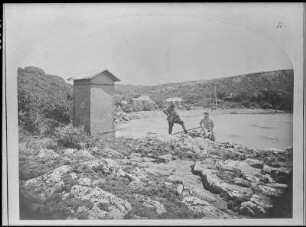 Deutsche Expedition zur Beobachtung des Venus-Durchgangs auf den Auckland-Inseln 1874/1875: Landungsstelle mit Flut-Observatorium, hinten das Stationsgebäude : datiert um 1874/1875.