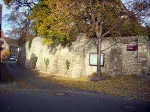 Kirchhofmauer im Süden vom Ort nach Westen (Wehrgang mit Steinbrüstung abgetragen) mit Werksteinen im Mauersteinverband sowie Strebepfeilern