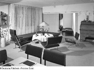 Liege : Musterdreiraumwohnung (1972; Deutsche Bauakademie). Blick vom Wohnzimmer zum Kinderzimmer