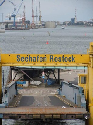 Rostock - Fährschiffterminal : Anlegebrücke für Autofähren, aufgenommen am 24. Juli 2010 im Seehafen Rostock