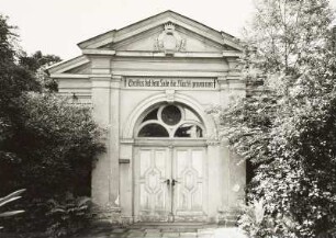 Lohsa. Friedhofskapelle. Eingangsfront. Trauerhalle um 1850 als Mausoleum erbaut, das die Gruft derer von Löbenstein aufnahm, die Lohsa damals besaßen