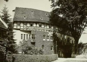 Schloss Rauenstein. Ansicht von Südwesten mit Burglinde